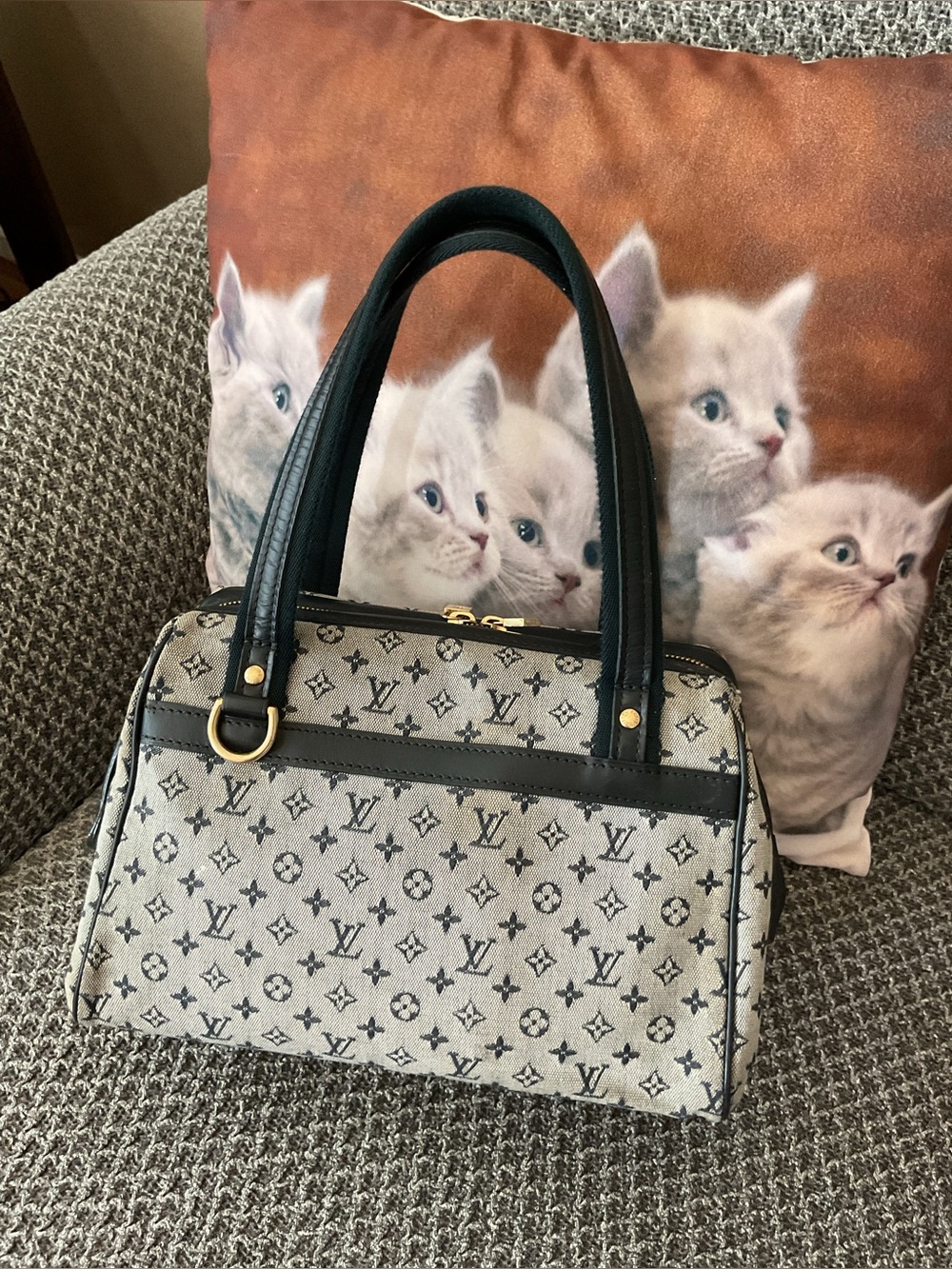Louis Vuitton Mini Lin PM
Size in Navy Blue Color(Code VI0044)